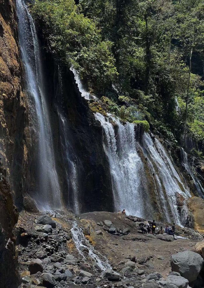 Kabut pelangi waterfall